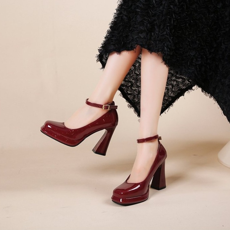 Fashionable high-heeled shoes. - đánh giá và giá Leather Classic Strap
