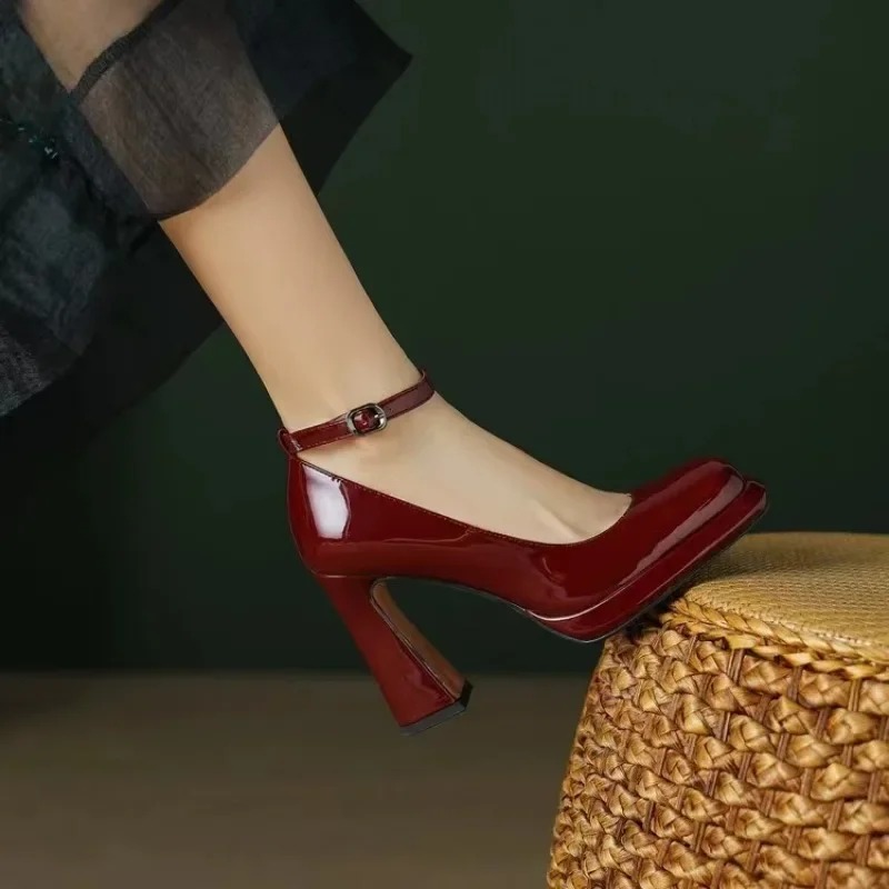 Fashionable high-heeled shoes. - đánh giá và giá Leather Classic Strap